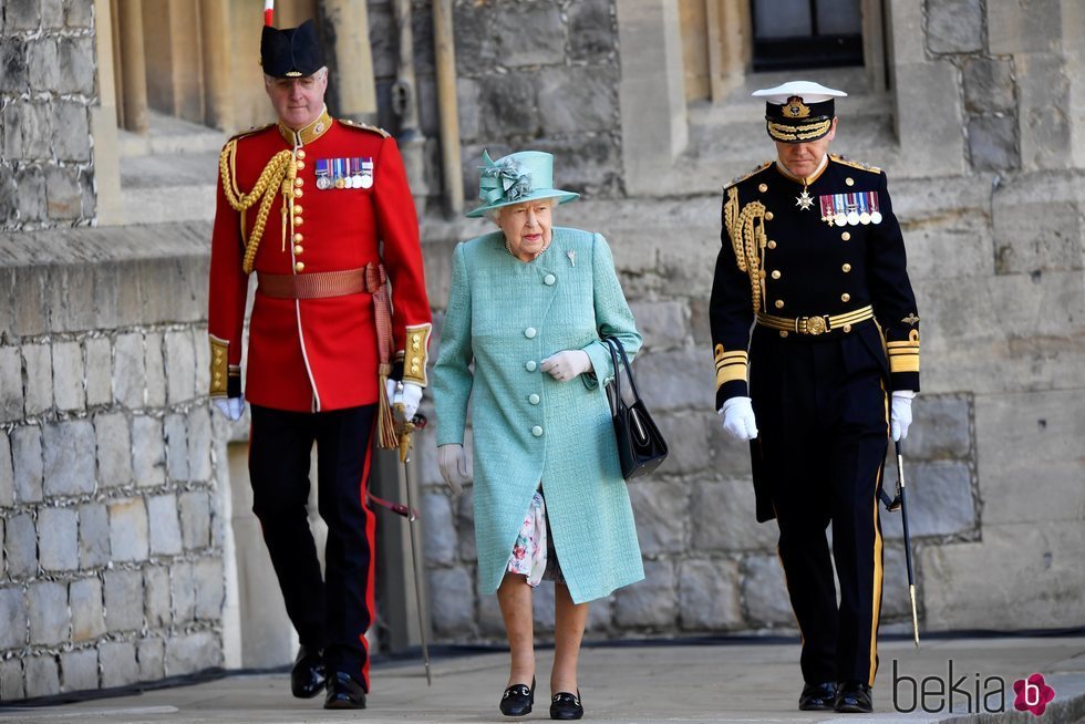 La Reina Isabel celebrando un atípico Trooping the Colour en el castillo de Windsor