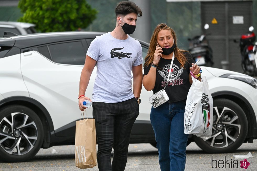 Rocío Flores de compras con su novio Manuel en Málaga tras 'Supervivientes 2020'