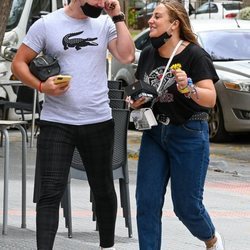 Rocío Flores y su novio Manuel muy felices por las calles de Málaga tras 'Supervivientes 2020'