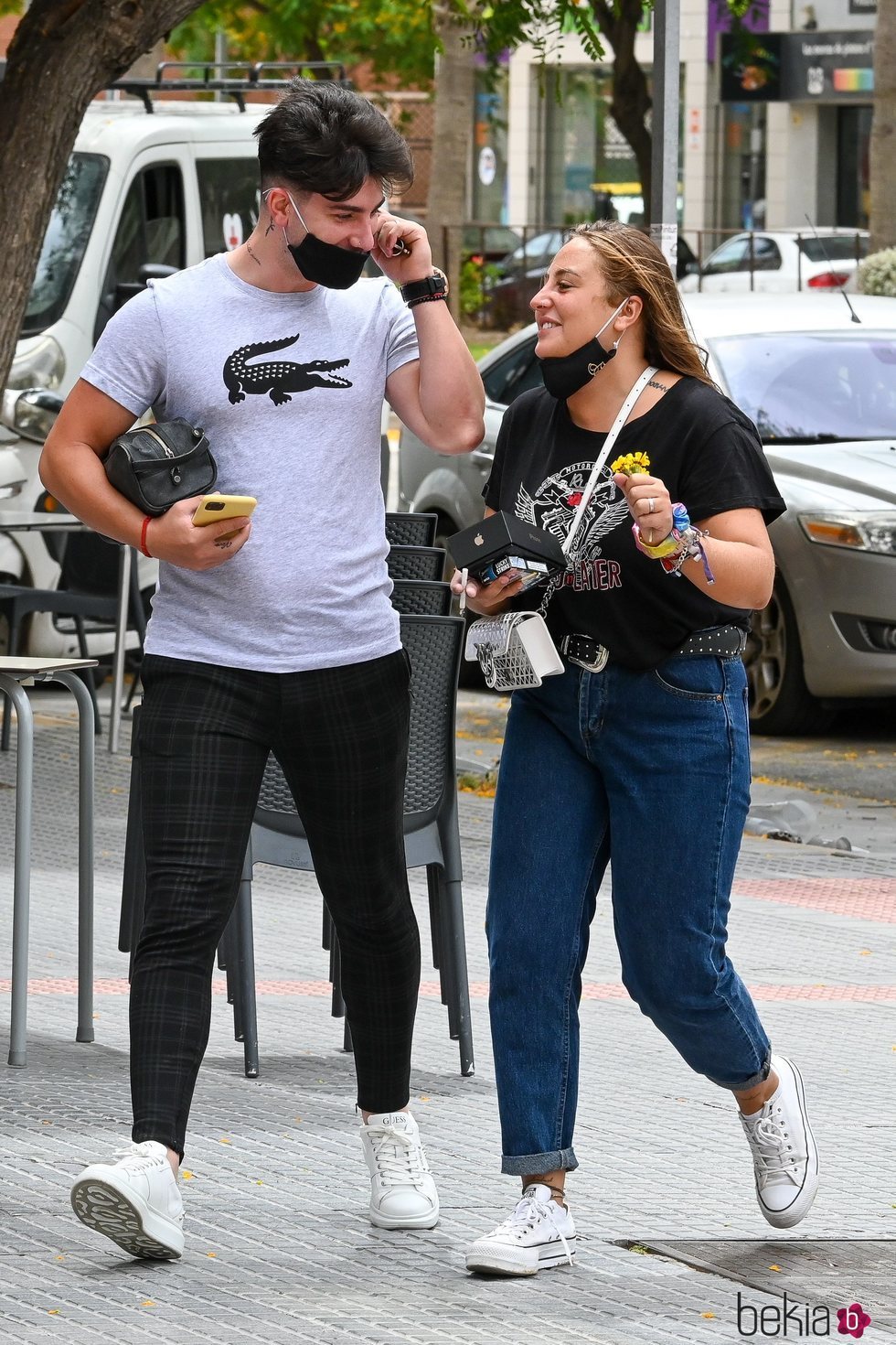 Rocío Flores y su novio Manuel muy felices por las calles de Málaga tras 'Supervivientes 2020'