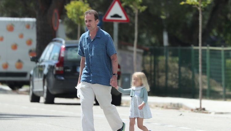 Alessandro Lequio con su hija Ginevra dando un paseo por Madrid