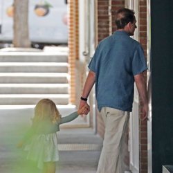 Alessandro Lequio con su hija Ginevra haciendo unos recados