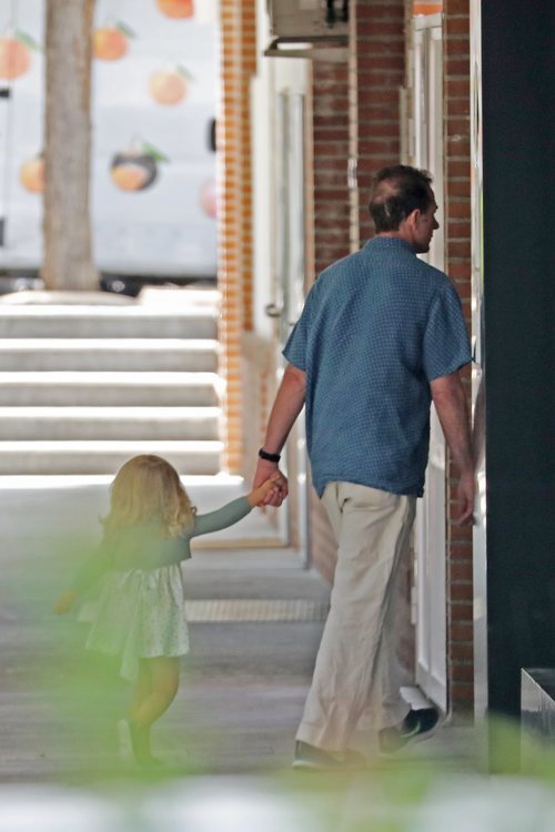 Alessandro Lequio con su hija Ginevra haciendo unos recados