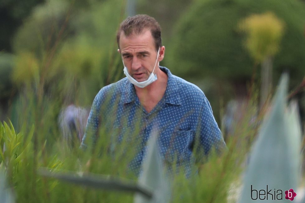 Alessandro Lequio, con semblante serio en un paseo por Madrid