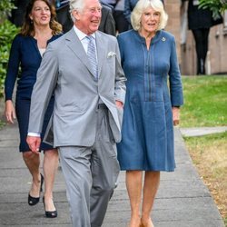 El Príncipe Carlos y Camilla Parker visitan un hospital tras el confinamiento