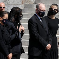 Alberto y Charlene de Mónaco, Carolina de Mónaco y Estefanía de Mónaco en el funeral de su prima Elizabeth Anne de Massy