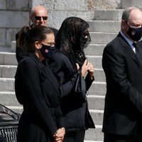 Alberto y Charlene de Mónaco, Carolina de Mónaco y Estefanía de Mónaco en el funeral de su prima Elizabeth Anne de Massy