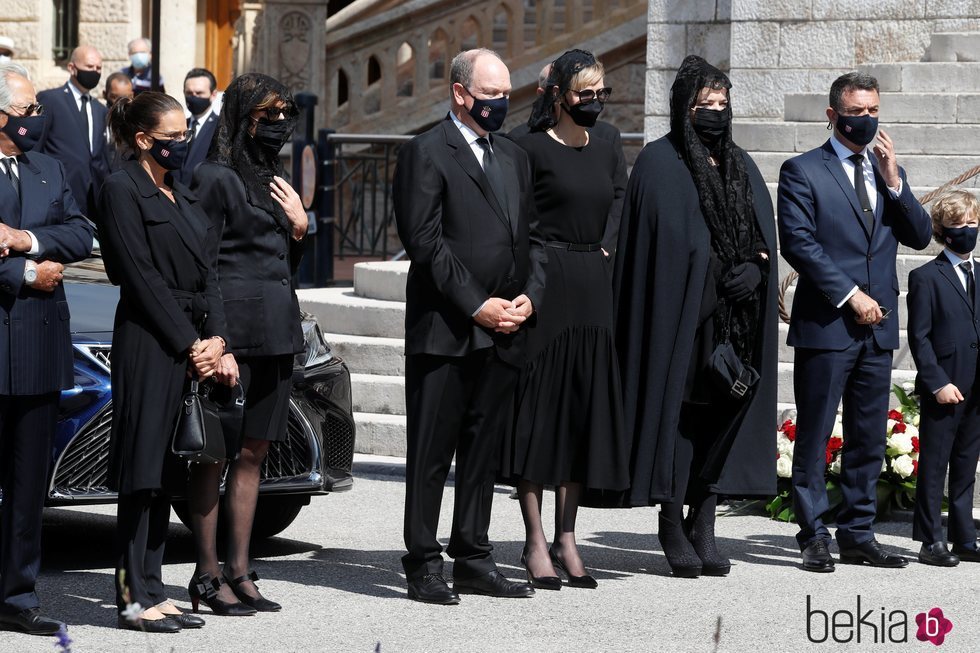 Alberto, Charlene, Carolina y Estefanía de Mónaco con Mélanie-Antoinette de Massy y Jean-Léonard Taubert-Natta de Massy en el funeral de Elizabeth Anne de