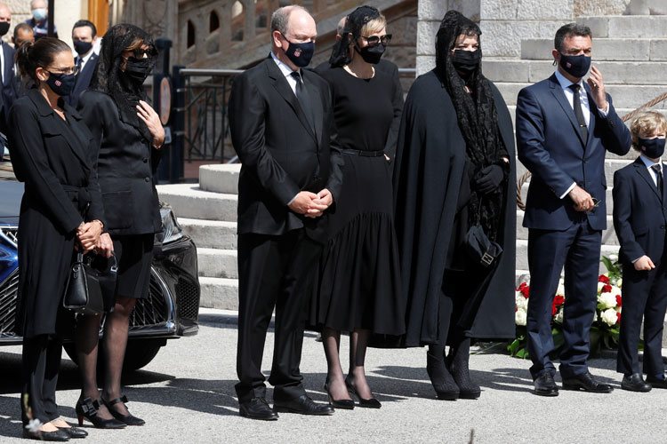 Alberto, Charlene, Carolina y Estefanía de Mónaco con Mélanie-Antoinette de Massy y Jean-Léonard Taubert-Natta de Massy en el funeral de Elizabeth Anne de