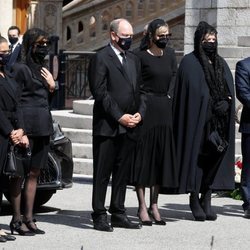 Alberto, Charlene, Carolina y Estefanía de Mónaco con Mélanie-Antoinette de Massy y Jean-Léonard Taubert-Natta de Massy en el funeral de Elizabeth Anne de