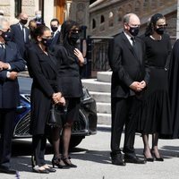 Alberto, Charlene, Carolina y Estefanía de Mónaco con Mélanie-Antoinette de Massy y Jean-Léonard Taubert-Natta de Massy en el funeral de Elizabeth Anne de