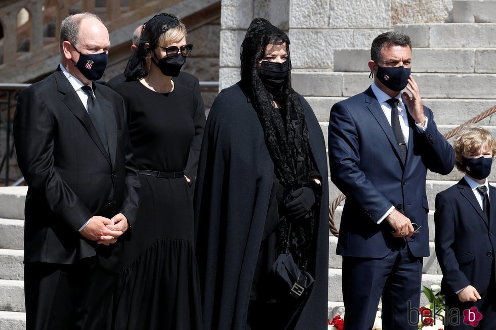 Alberto y Charlene de Mónaco con Mélanie-Antoinette de Massy y Jean-Léonard Taubert-Natta de Massy en el funeral de Elizabeth Anne de Massy