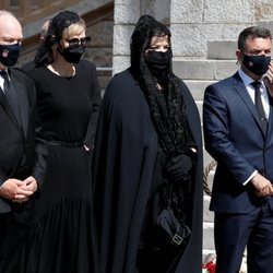 Alberto y Charlene de Mónaco con Mélanie-Antoinette de Massy y Jean-Léonard Taubert-Natta de Massy en el funeral de Elizabeth Anne de Massy