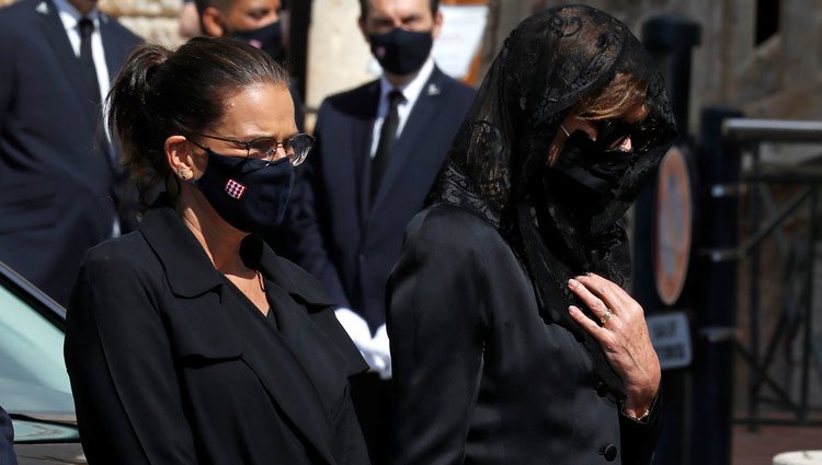 Carolina y Estefanía de Mónaco en el funeral de Elizabeth Anne de Massy