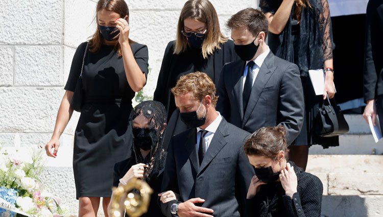 Pauline Ducruet, Camille Gottlieb, Louis Ducruet, Alexandra de Hannover, Pierre Casiraghi y Carlota Casiraghi en el funeral de Elizabeth Anne de Massy