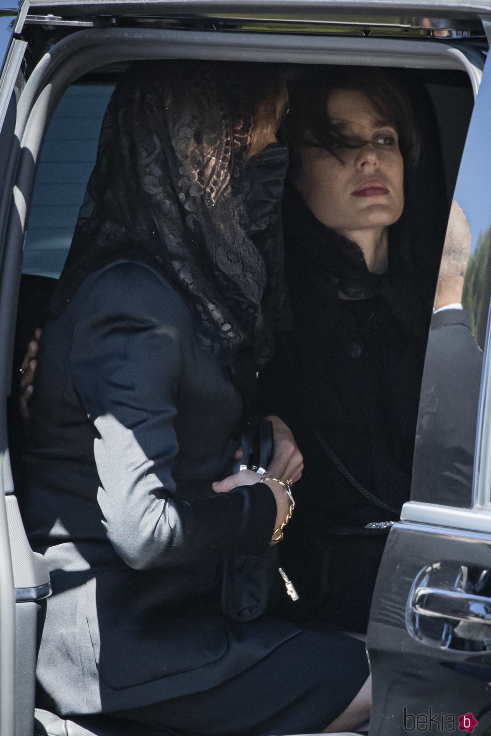 Carolina de Mónaco y Carlota Casiraghi en el funeral de Elizabeth Anne de Massy