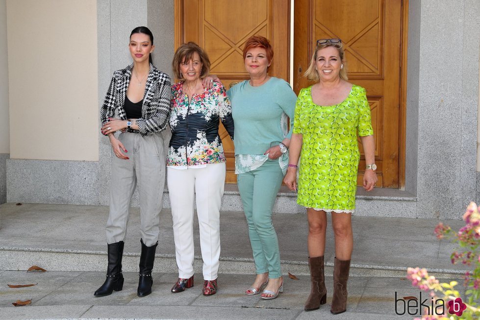 Alejandra Rubio, María Teresa Campos, Terelu Campos y Carmen Borrego posan juntas por el 79 cumpleaños de la presentadora