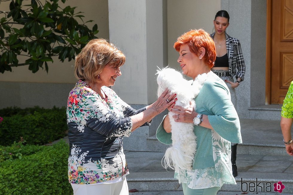 María Teresa Campos juega con el perrito de Terelu Campos