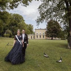 Victoria y Daniel de Suecia posan para celebrar su décimo aniversario de boda