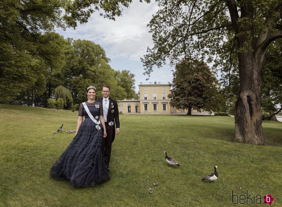 Victoria y Daniel de Suecia posan para celebrar su décimo aniversario de boda