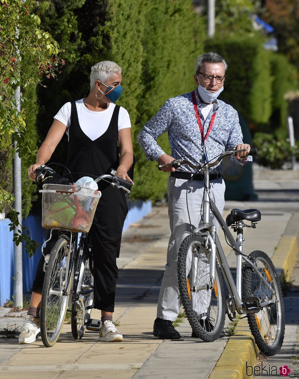 José Ortega Cano se quita la mascarilla tras dar un paseo en bicicleta con Ana María Aldón