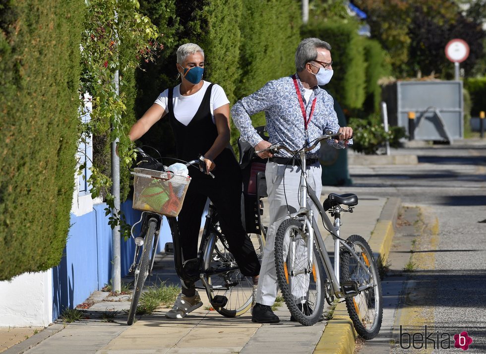 José Ortega Cano y Ana María Aldón tras dar un paseo en bicicleta en Chipiona