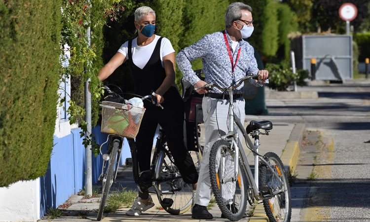 José Ortega Cano y Ana María Aldón tras dar un paseo en bicicleta en Chipiona