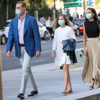 Los Reyes Felipe y Letizia junto a sus hijas la Princesa Leonor y la Infanta Sofía llegando a los Teatros de Canal durante el sexto aniversario del reinado