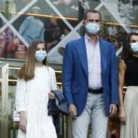 Los Reyes Felipe y Letizia junto a sus hijas la Princesa Leonor y la Infanta Sofía en los Teatros de Canal durante el sexto aniversario del reinado del mon