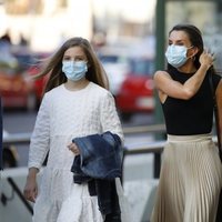 La Reina Letizia junto a la Princesa Leonor y la Infanta Sofía llegando a los Teatros del Canal en el sexto aniversario del reinado de Felipe VI