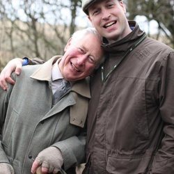 El Príncipe Carlos y el Príncipe Guillermo abrazados durante un día juntos en Sandringham