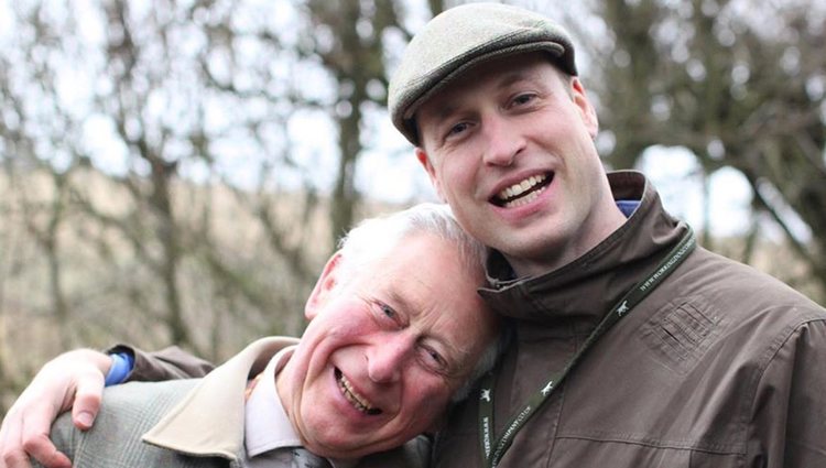 El Príncipe Carlos y el Príncipe Guillermo abrazados durante un día juntos en Sandringham