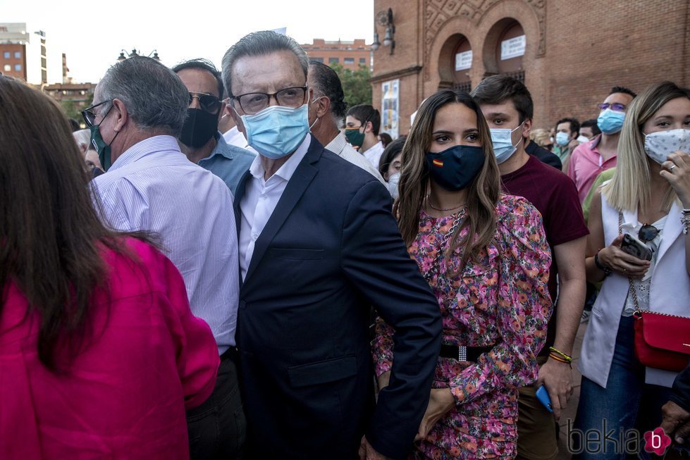 Gloria Camila con su padre José Ortega Cano en una concentración a favor de la tauromaquia