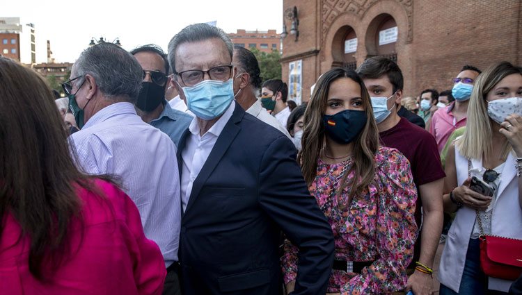 Gloria Camila con su padre José Ortega Cano en una concentración a favor de la tauromaquia