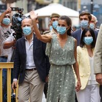 La Reina Letizia con mascarilla y saludando en su visita a la Casa-Museo Pérez Galdós en Las Palmas de Gran Canaria