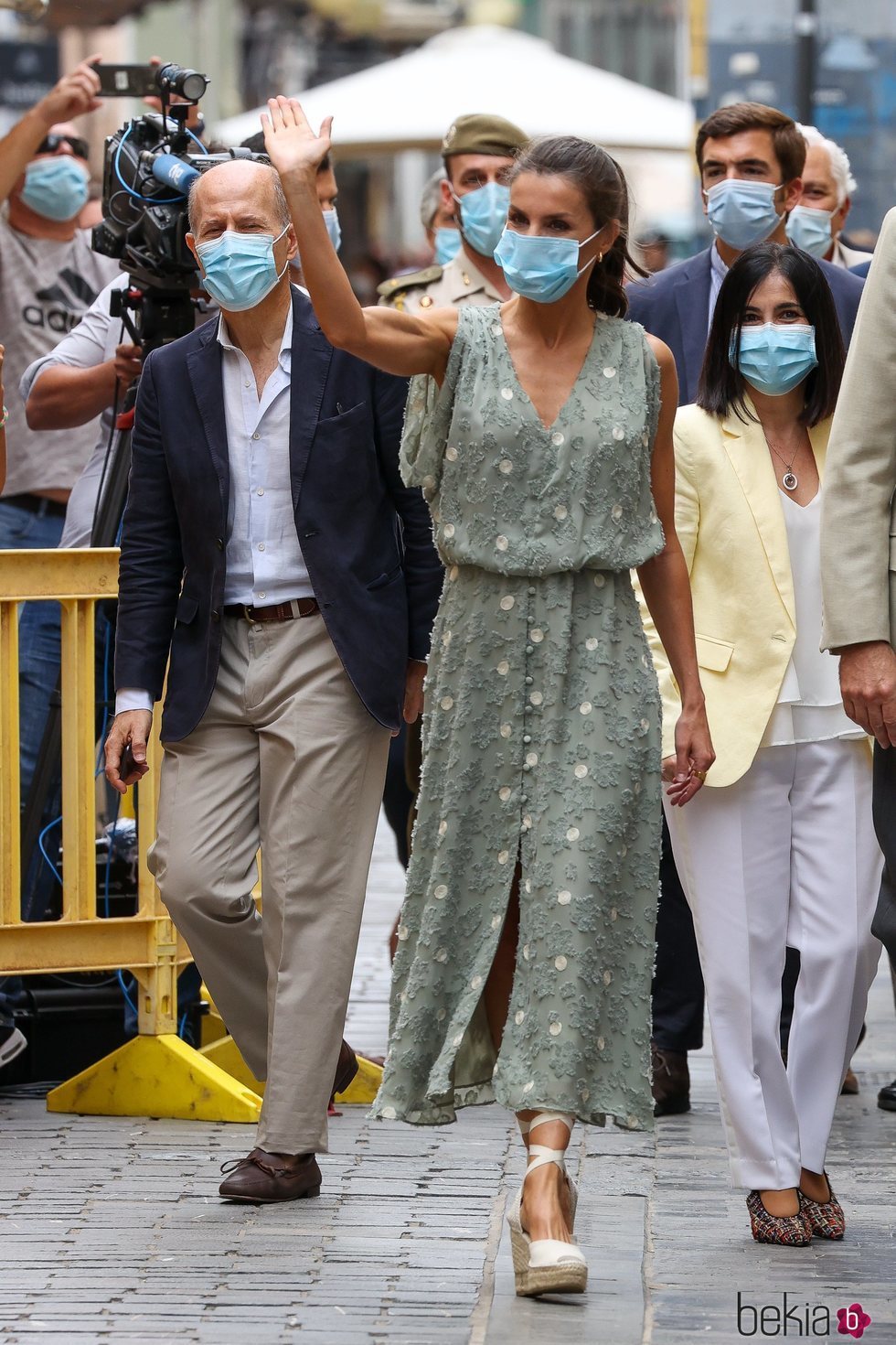 La Reina Letizia con mascarilla y saludando en su visita a la Casa-Museo Pérez Galdós en Las Palmas de Gran Canaria