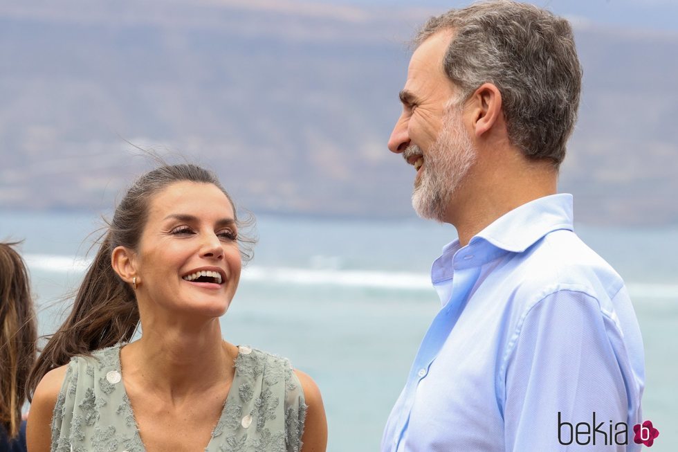 Los Reyes Felipe y Letizia riéndose en Las Palmas de Gran Canaria