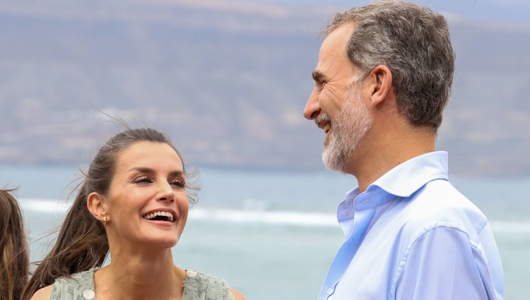 Los Reyes Felipe y Letizia riéndose en Las Palmas de Gran Canaria