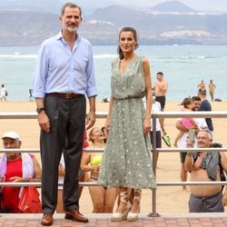 Los Reyes Felipe y Letizia en el paseo marítimo de la playa de Las Canteras de Las Palmas de Gran Canaria