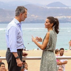 Los Reyes Felipe y Letizia, muy cómplices en el paseo marítimo de la playa de Las Canteras de Las Palmas de Gran Canaria