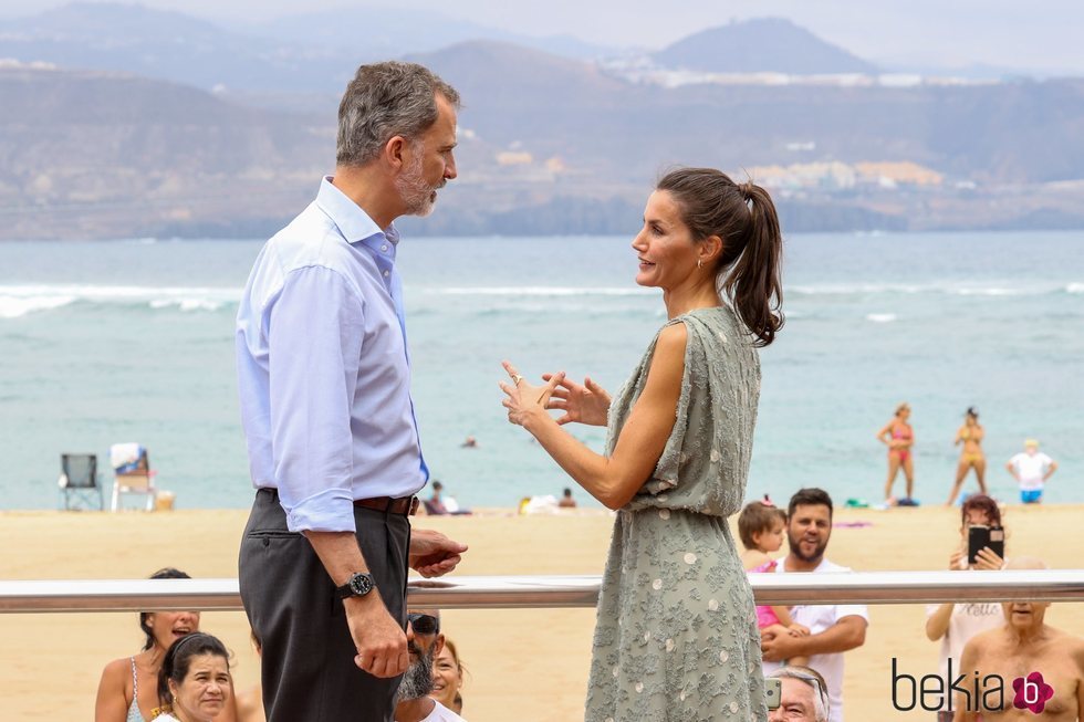 Los Reyes Felipe y Letizia, muy cómplices en el paseo marítimo de la playa de Las Canteras de Las Palmas de Gran Canaria