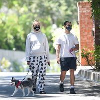 Sophie Turner y Joe Jonas pasean a los perros en la recta final del embarazo