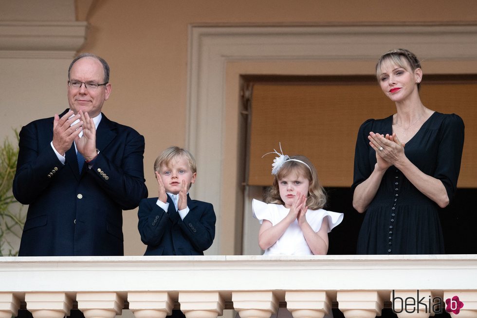 Alberto y Charlene de Mónaco celebrando San Juan 2020 con sus hijos los Príncipes Jacques y Gabriella