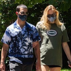 Sophie Turner y Joe Jonas pasean durante el embarazo de la actriz