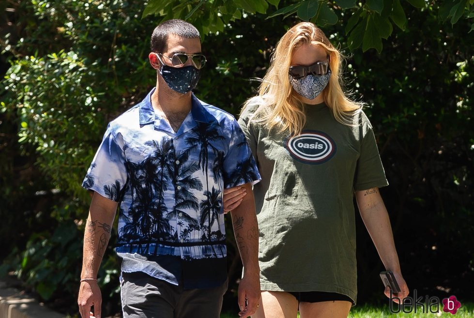 Sophie Turner y Joe Jonas pasean durante el embarazo de la actriz