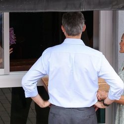 La Reina Letizia y el Rey Felipe en la barra de un bar de Gran Canaria