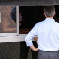 La Reina Letizia y el Rey Felipe en la barra de un bar de Gran Canaria