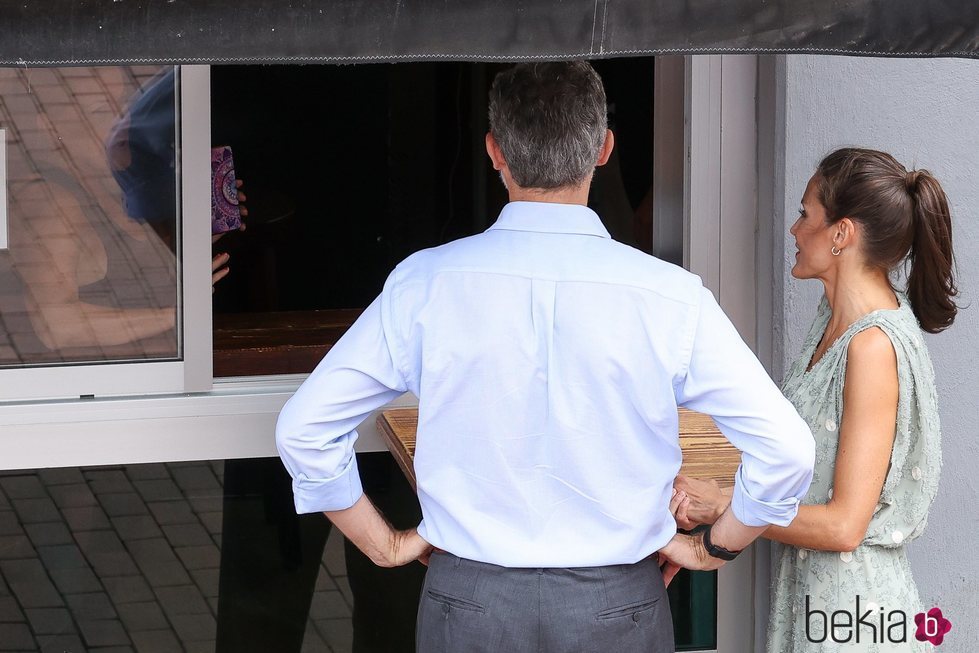 La Reina Letizia y el Rey Felipe en la barra de un bar de Gran Canaria