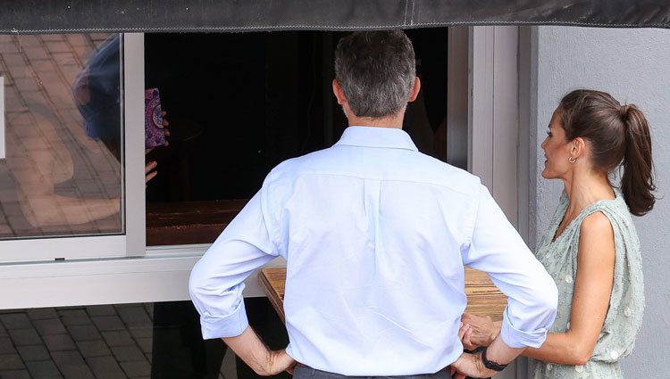 La Reina Letizia y el Rey Felipe en la barra de un bar de Gran Canaria