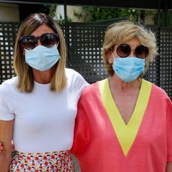 Mila Ximénez y su hija Alba a las puertas de su casa antes de acudir al médico